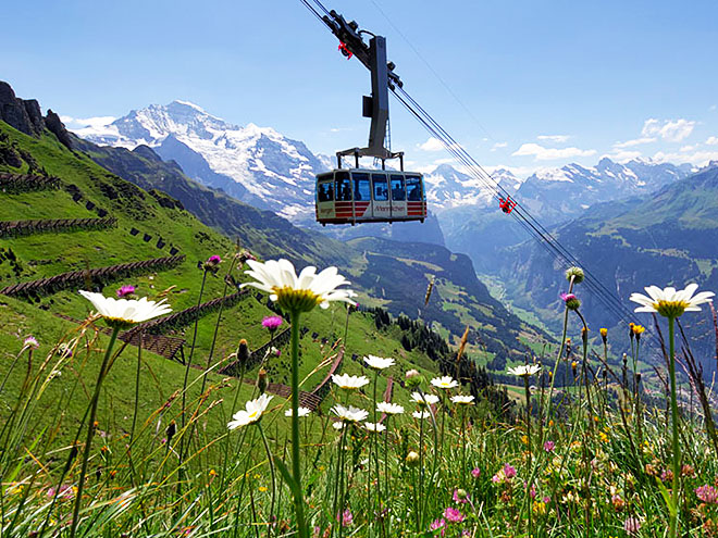 Lanovka na vrchol Männlichen v horské oblasti Jungfrau