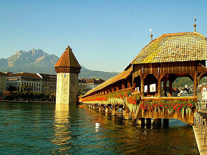 Nejstarší dřevěný most v Evropě a symbol Lucernu - Kapellbrücke