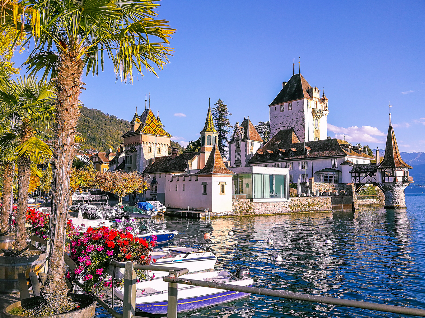 Pohled z přístaviště u jezera na Schloss Oberhofen