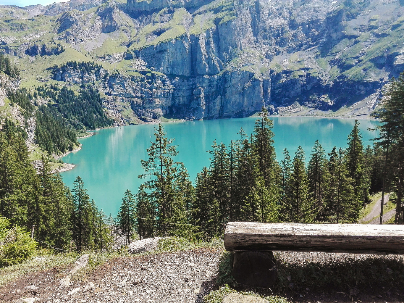 Pohled na jezero Oeschinensee v Bernské vysočině