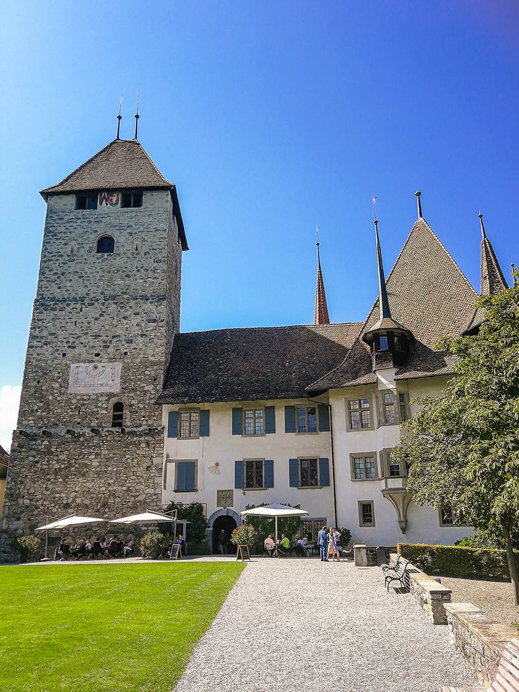 Schloss Spiez na kopci na břehu jezera Thunersee