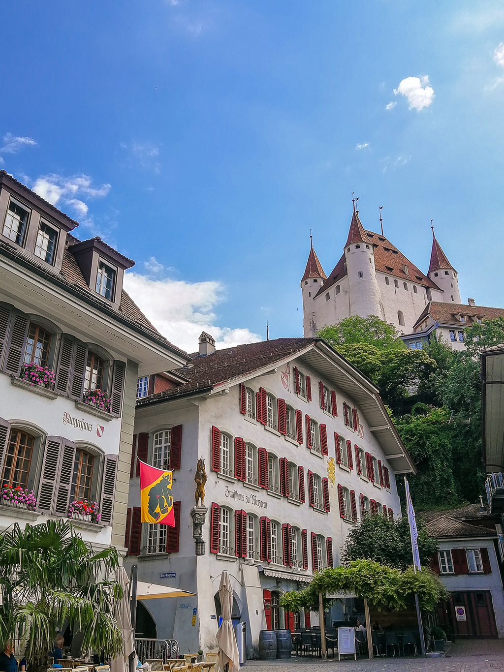 Pohled na Schloss Thun z náměstí Rathausplatz