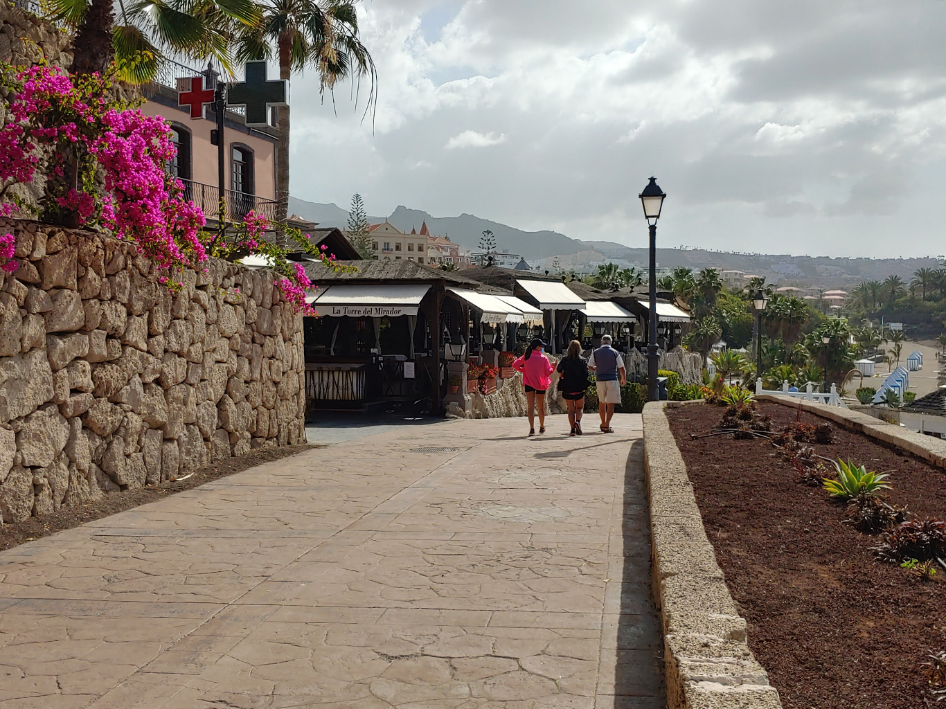 Plážová promenáda u Playa Duque v Costa Adeje