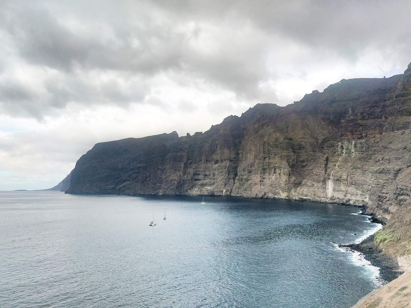 Deset kilometrů dlouhé čedičové útesy Los Gigantes tvoří západní pobřeží Tenerife