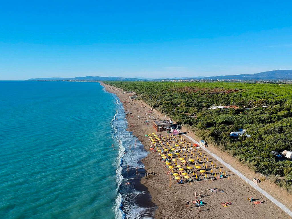 Pláže letoviska Marina di Bibbona na pobřeží Ligurského moře