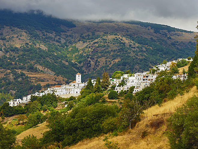 Mezi vysokými horami pohoří Las Alpujarras leží malé stylové vesničky