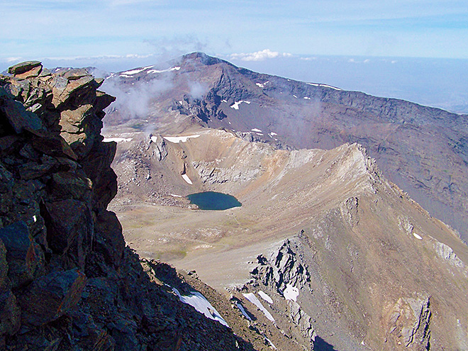 Skalnaté vrcholy horského pásma Sierra Nevada ukrývají malá jezírka