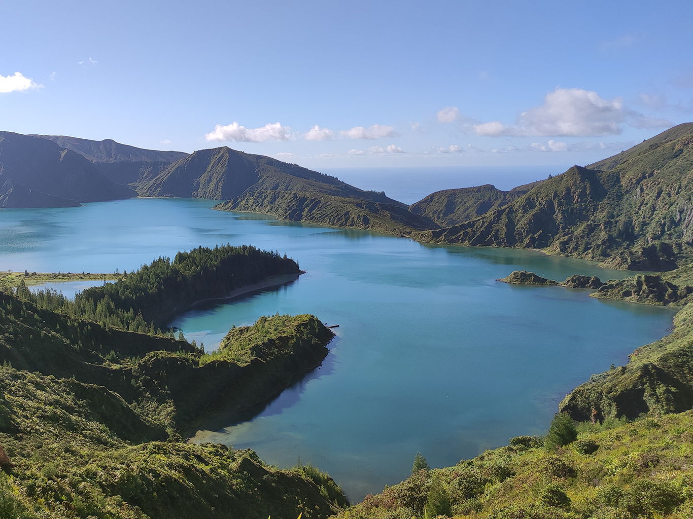 Ikonický pohled na kráterové jezero z vyhlídky Miradouro da Lagoa do Fogo