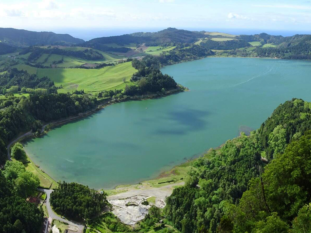 Pohled shora na sopečné jezero Lagoa das Furnas