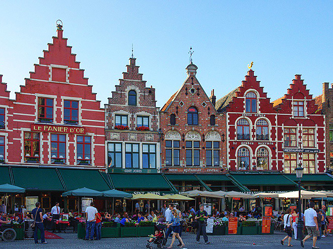 Středověké štítové domy na náměstí Grote Markt v Bruggách