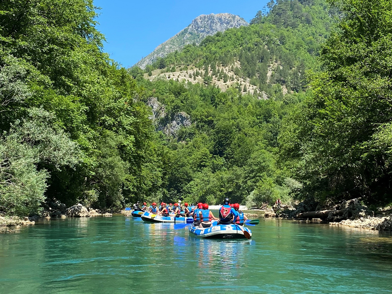 Sjíždění řeky Neretvy na nafukovacím raftu