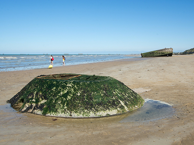 Město Arromanches lemuje dlouhá písečná pláž se silným příběhem