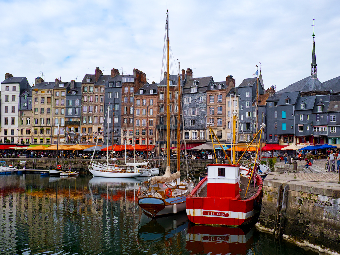 Přístav Honfleur zdobí původní domky ze 17. a 18. století