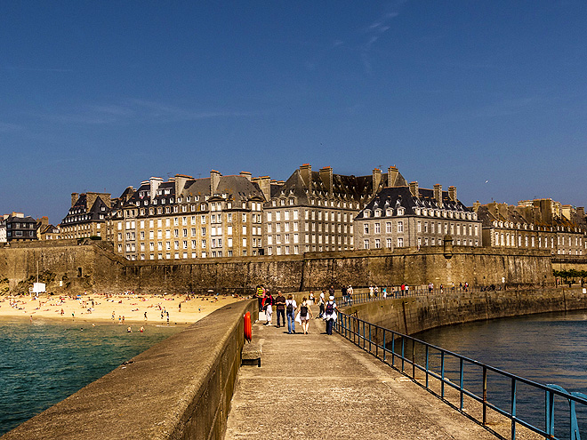 Hradbami obehnané domy v Saint Malo