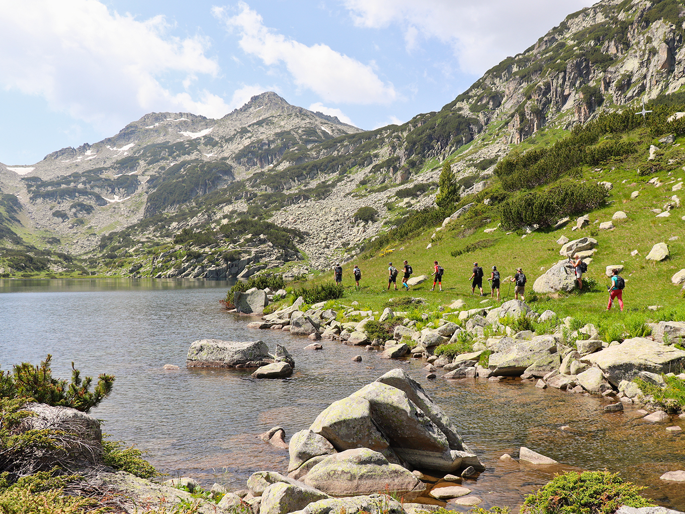 Ledovcové Popovo jezero v NP Pirin leží ve výšce 2 234 m