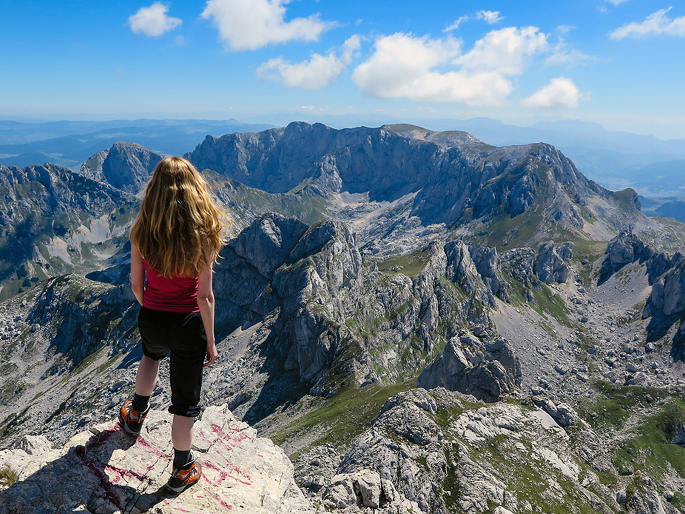 Nádherný výhled z vrcholu Bobotov kuk v národním parku Durmitor