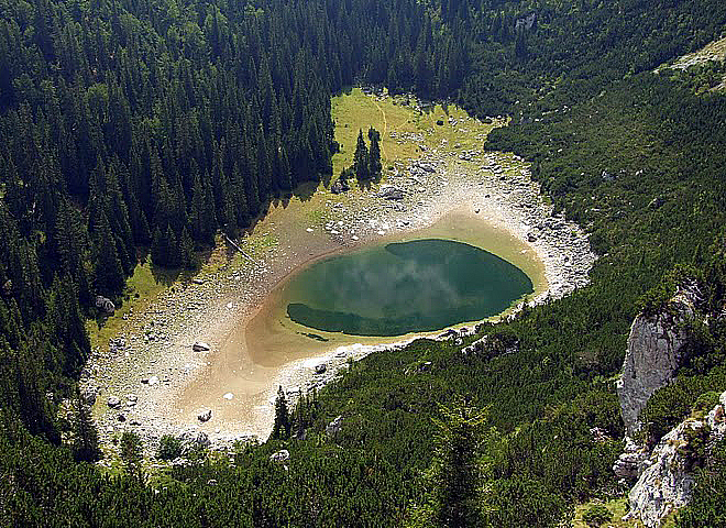 Pohled ze stolové hory na durmitorské jezero Jablan