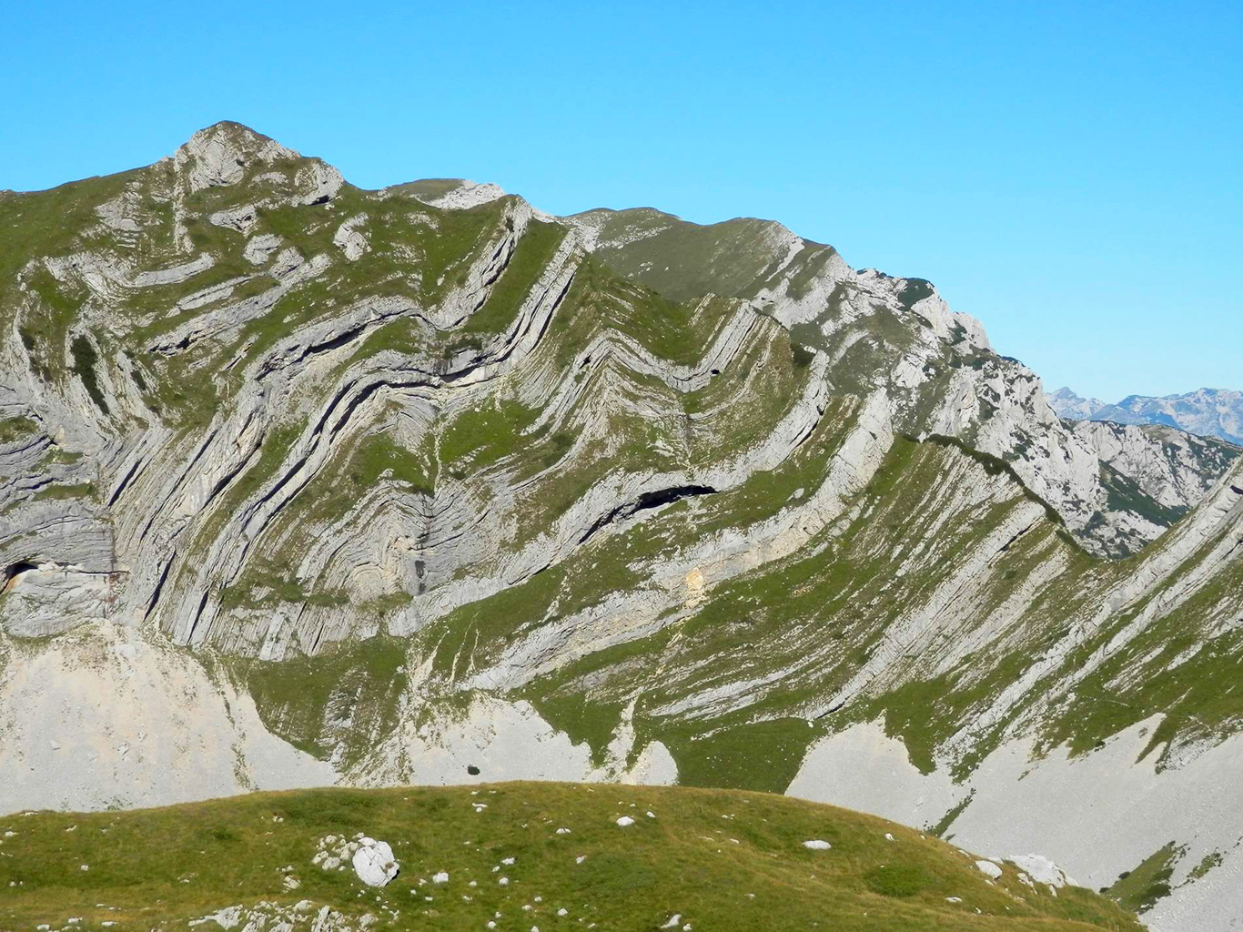 Vrásy Šareni pasovi při cestě na Bobotov Kuk v pohoří Durmitor