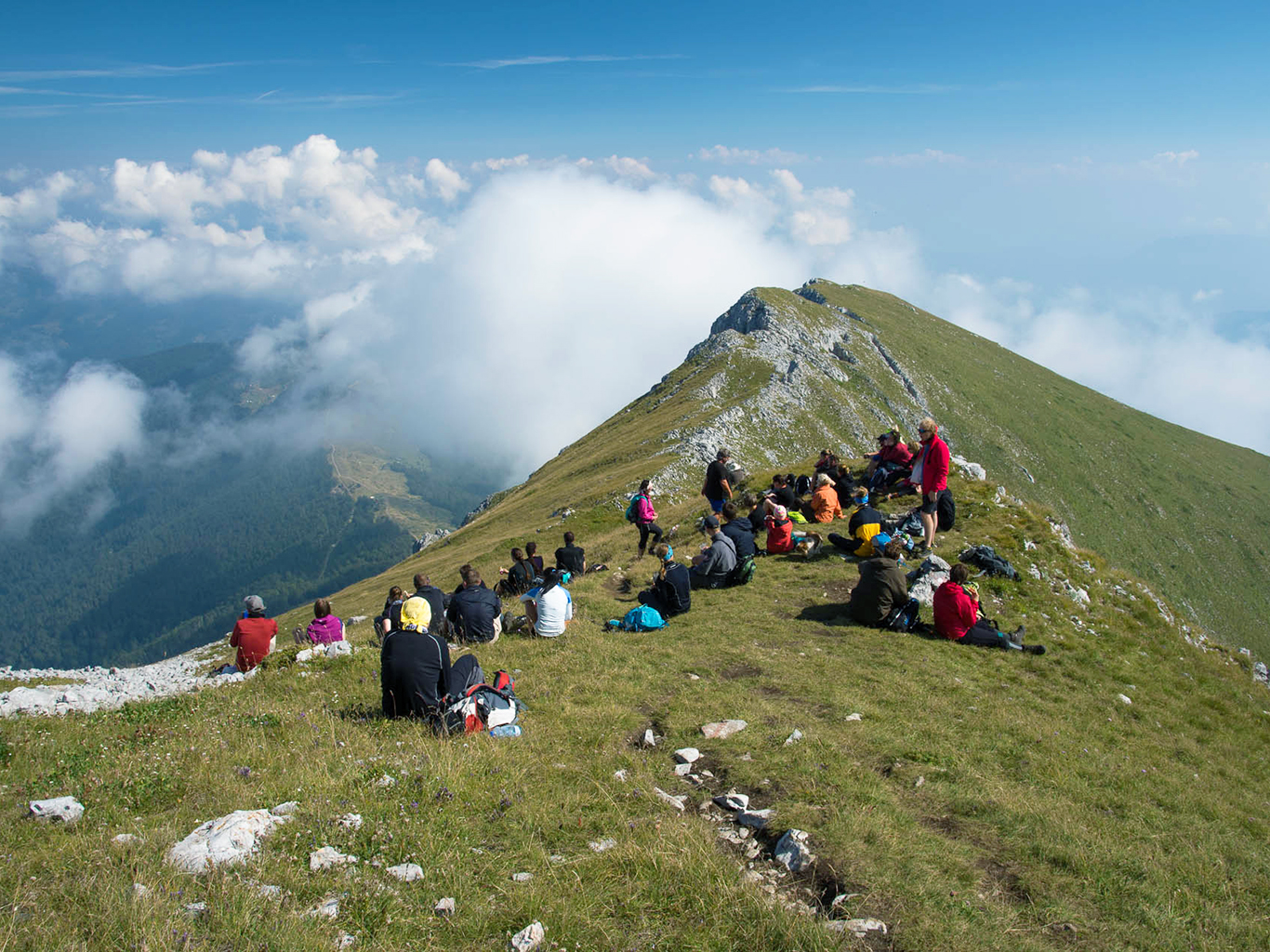 Odpočinek nad mraky při výstupu na Kom Vasojevički