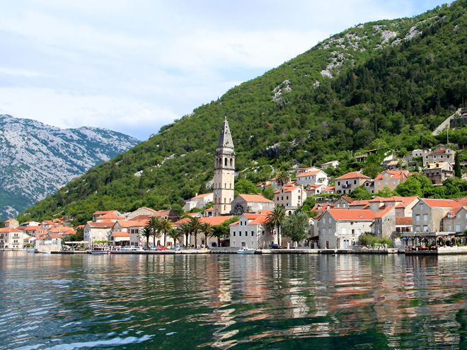 Malebné městečko Perast na břehu Kotorského zálivu