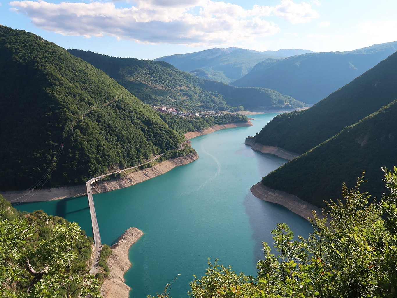 Pivsko jezero uvidíme cestou na rafting na řece Tara