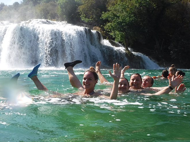 Veselé koupání pod vodopádem Skradinski buk