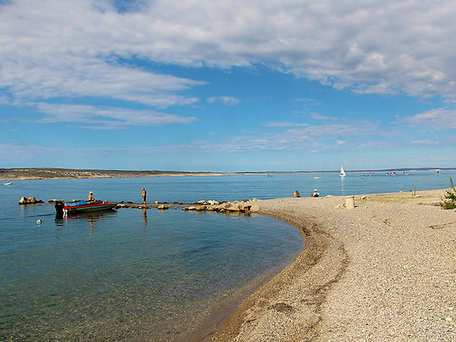 Příjemná pláž v okolí městečka Starigrad-Paklenica