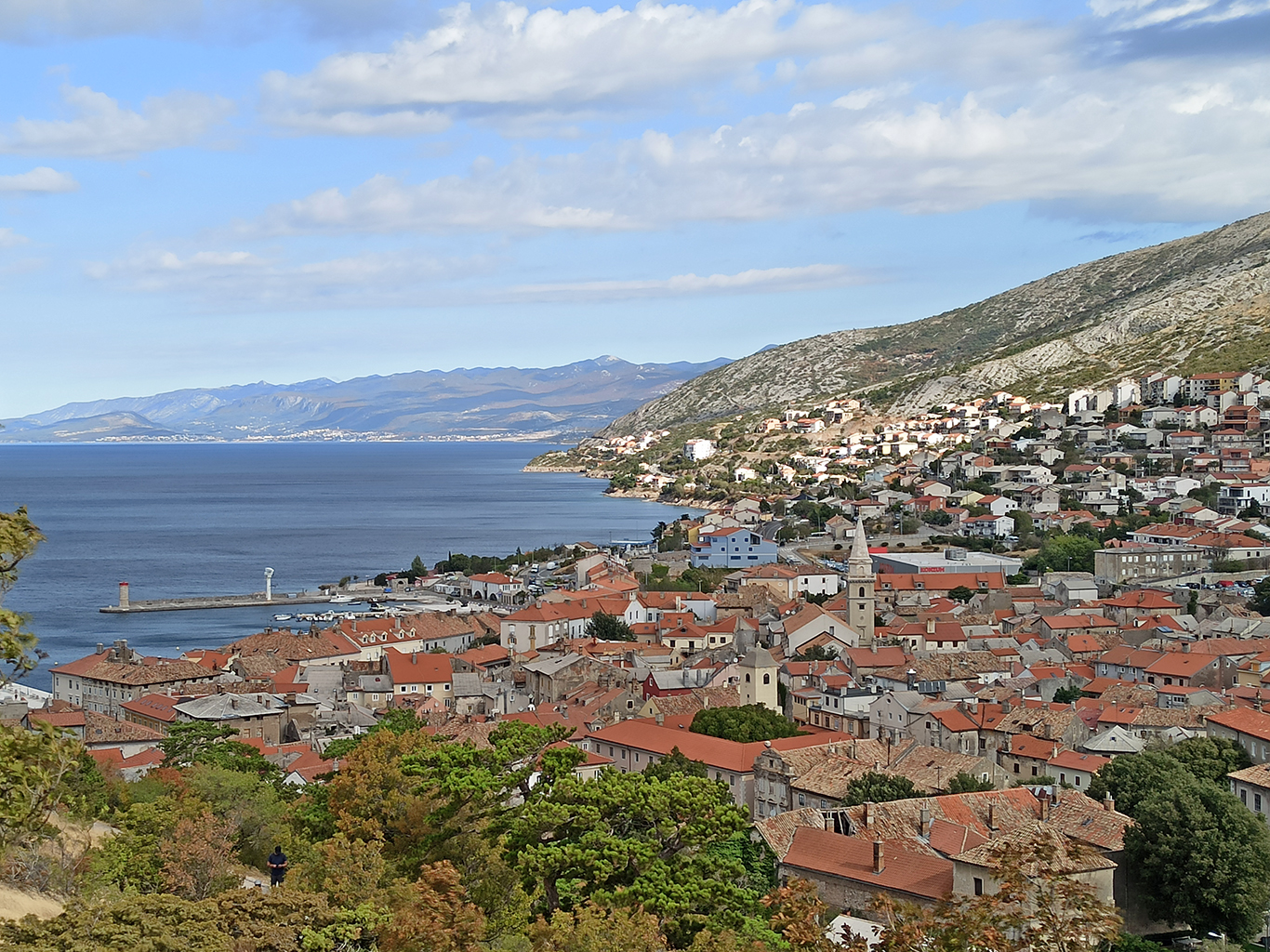 Oranžové střechy městečka Senj ležícího na chorvatském pobřeží