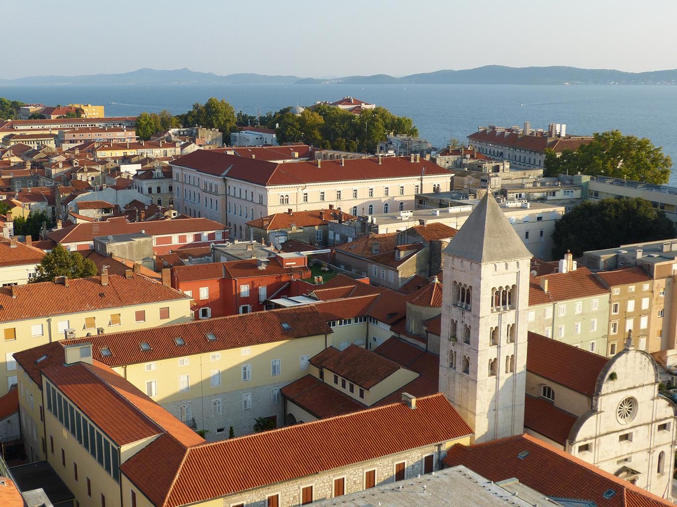 Výhled na střechy města Zadaru ze zvonice katedrály 