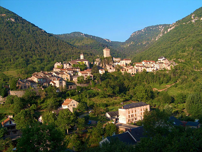 Výhledy na vesnici Peyreleau u soutoku řek Jonte a Tarn