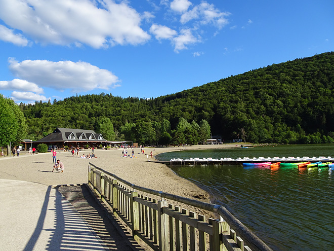 Příjemná písečná pláž u jezera Lac Chambon