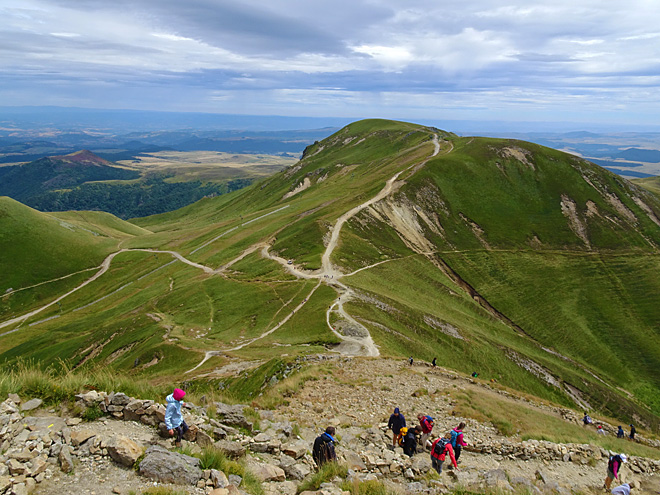 Sestup z cestičkami protkaného vrcholu Puy de Sancy