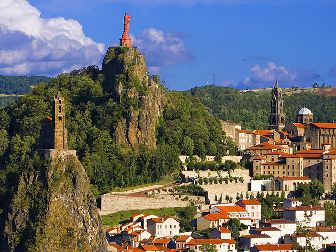 Město Le Puy-en-Velay je postaveno kolem několika vyhaslých sopouchů