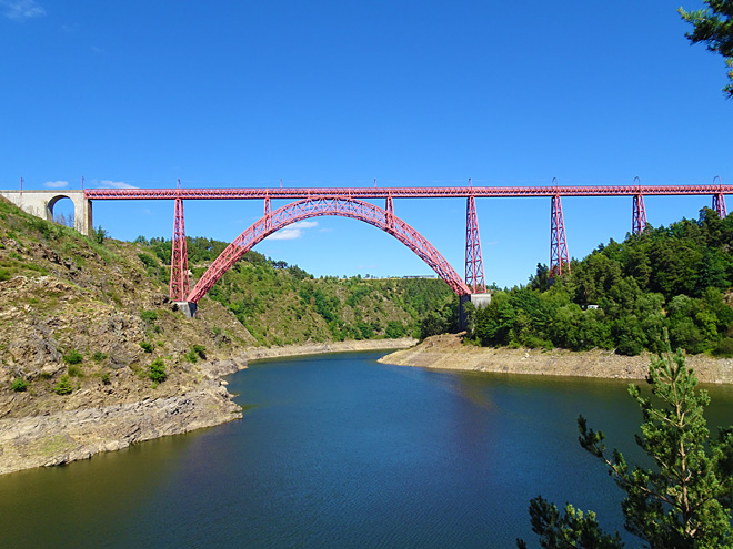 Železniční viadukt Garabit je dílem Gustava Eiffela