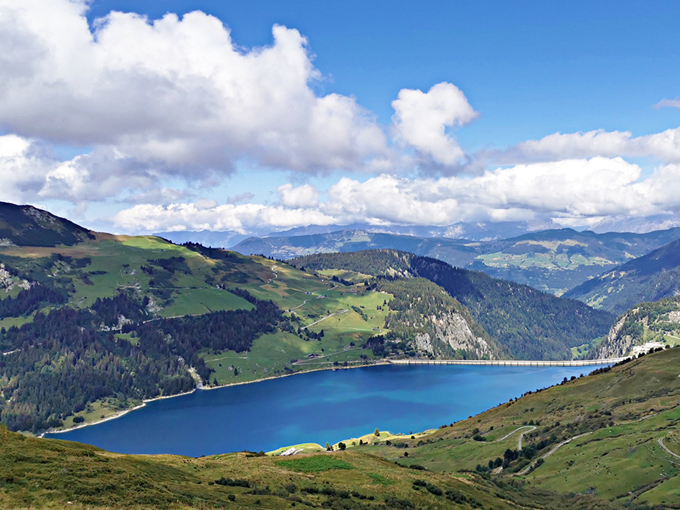 Přehradní nádrž Lac de Roselend slouží jako zdroj pro vodní elektrárnu