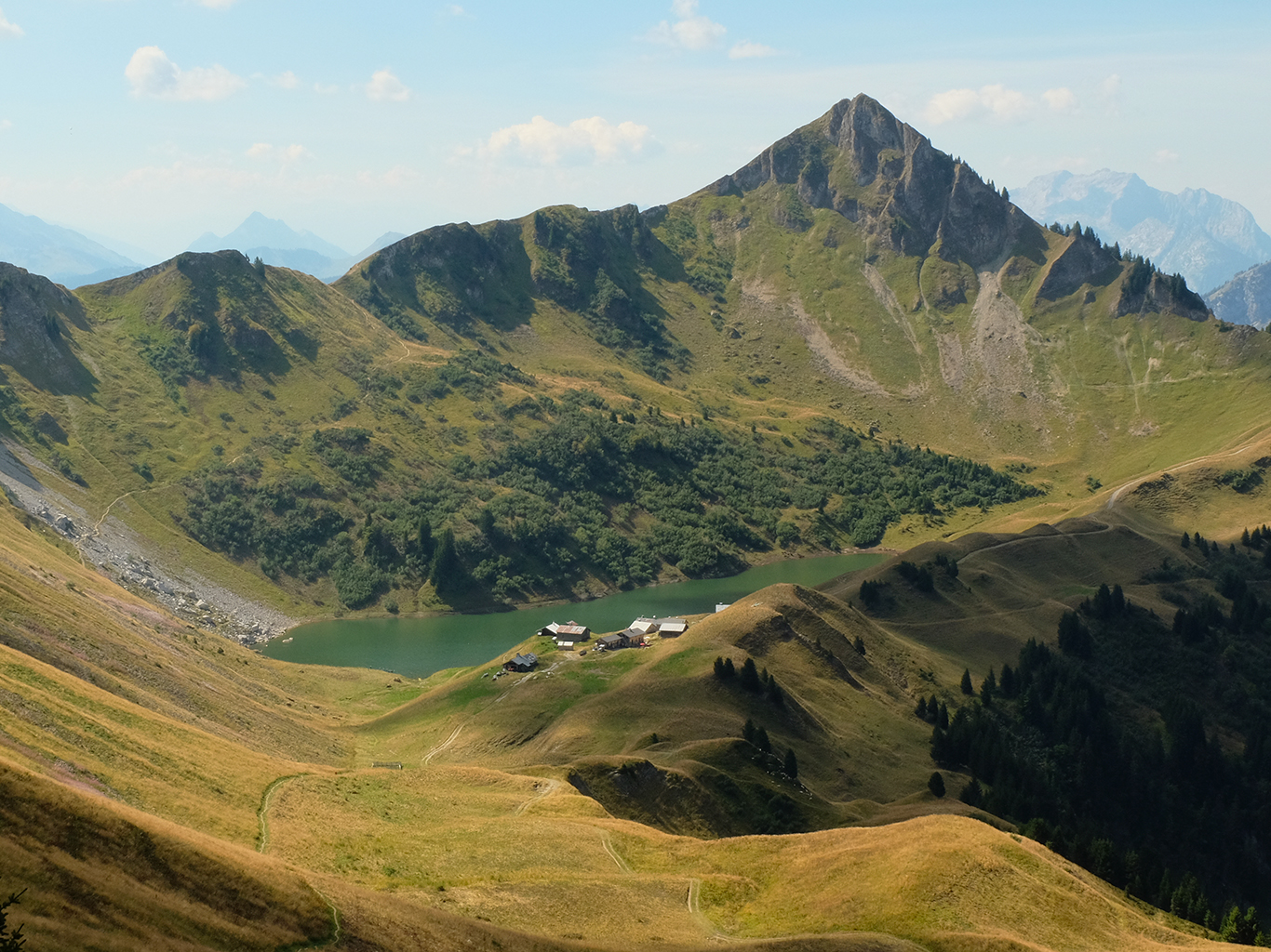 Horské jezero Lac des Confins je oblíbeným turistickým cílem