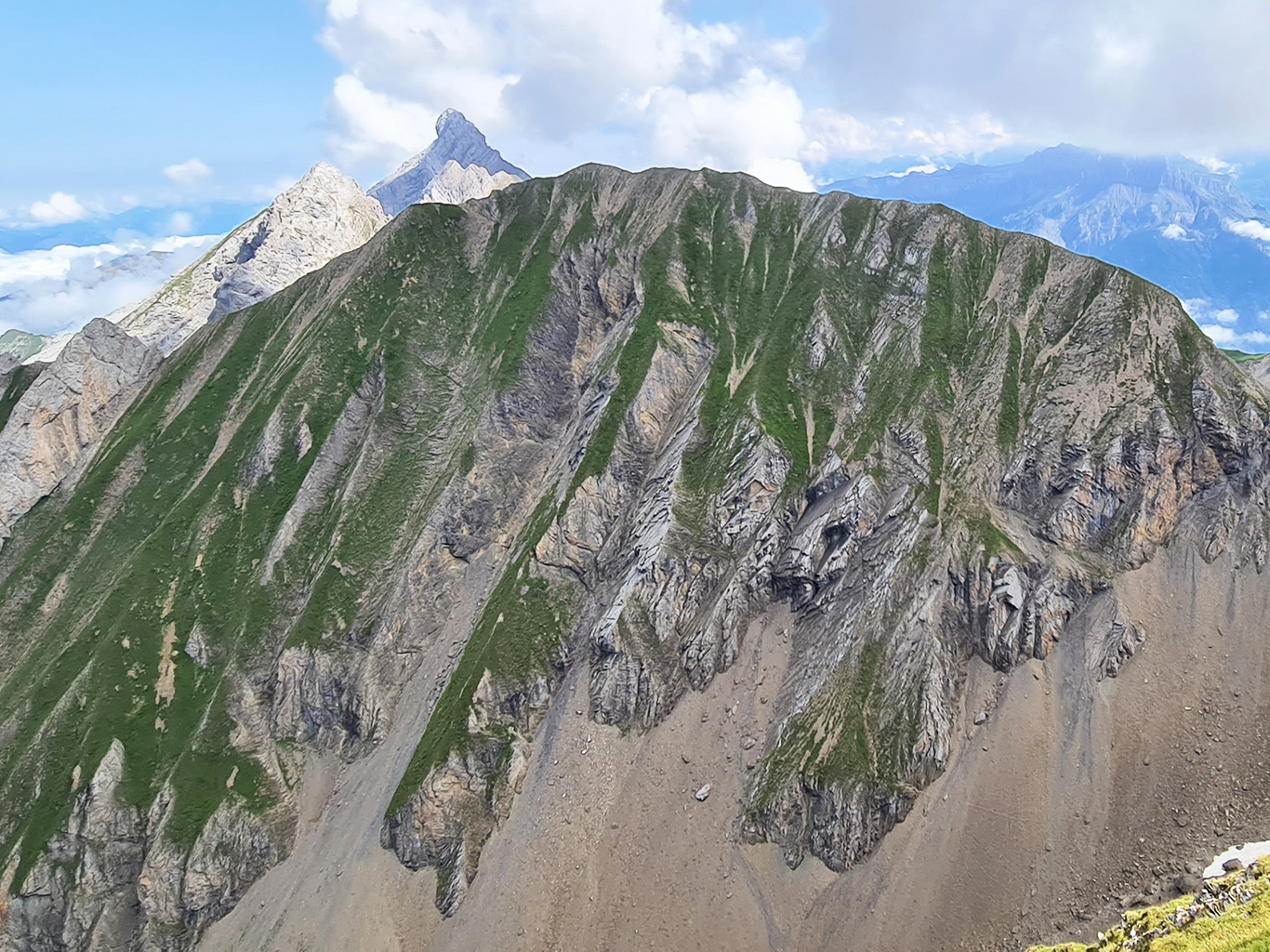 Mont Fleuri (2 511 m) je k vidění cestou k jezeru Lac Tardevant 