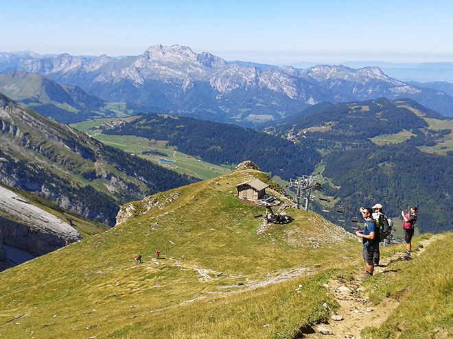 Sestup z vrcholu Aiguille des Calvaires v masivu Aravis