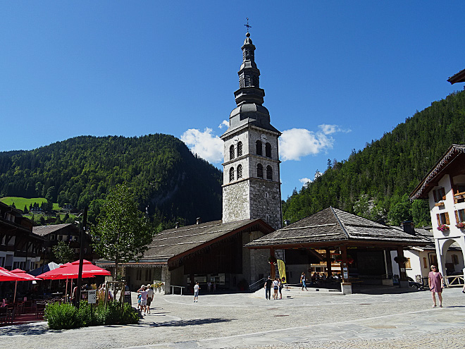 Farní kostel Sainte-Foy je domintantou městečka La Clusaz