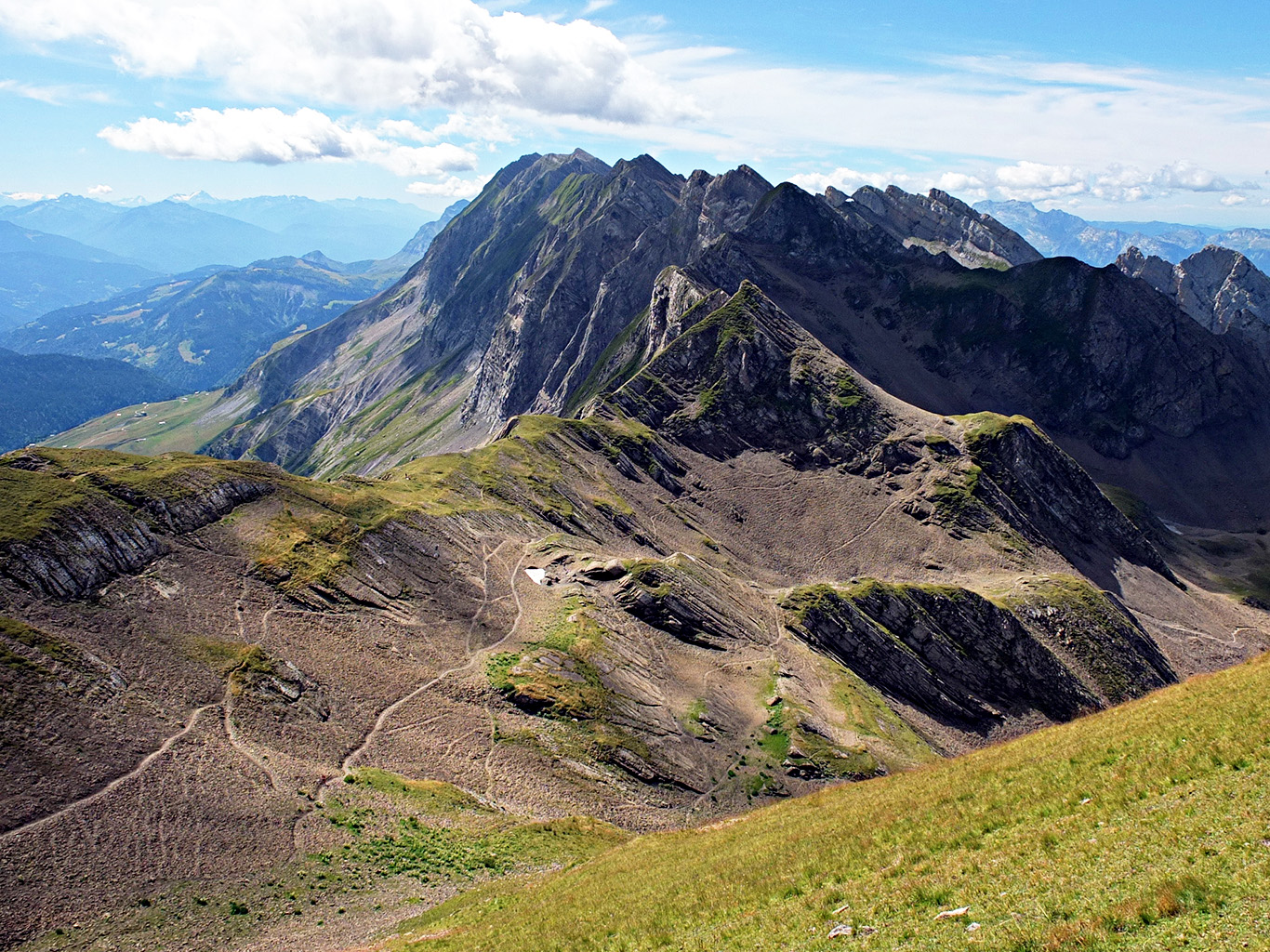 Úzké vyšlapané cestičky ve svazích pod vrcholem Tardevant (2 501 m)