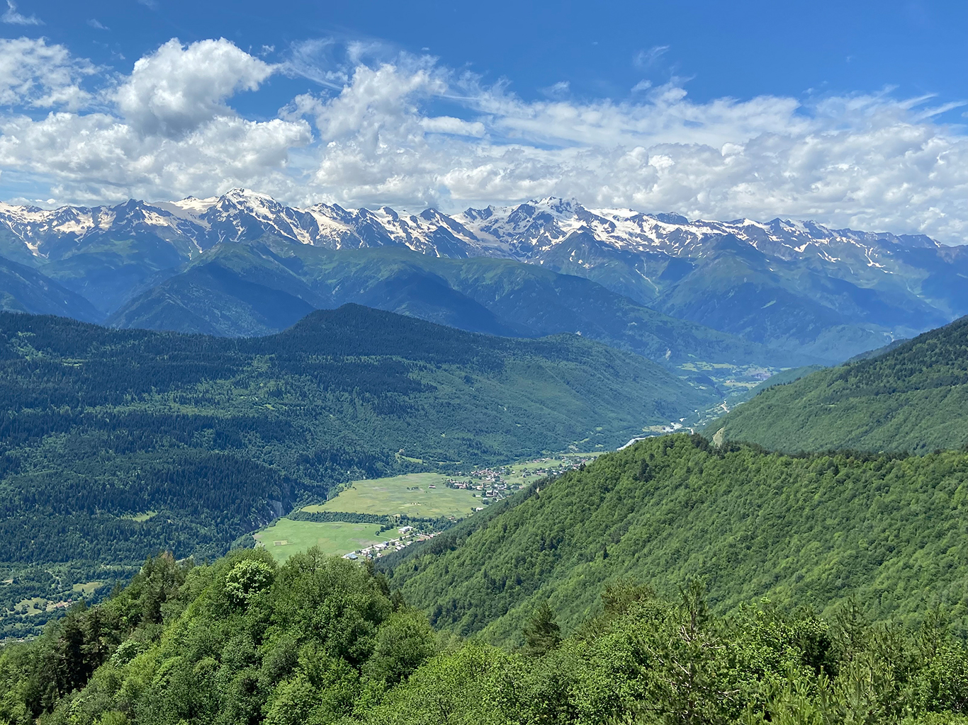 Impozantní vrcholky Velkého Kavkazu dosahují výšky i nad 5 000 m n. m.