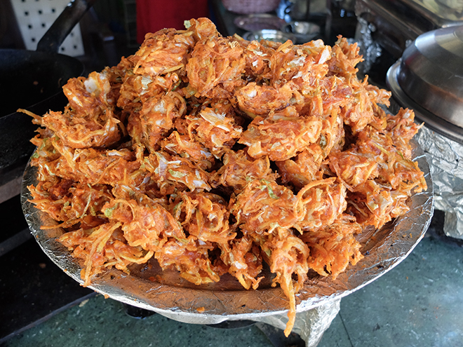 Pakora neboli bhaží, zelenina osmažená v těstíčku z cizrnové mouky