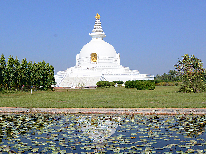 Stúpa světového míru nacházející se v buddhistickém areálu v Lumbini