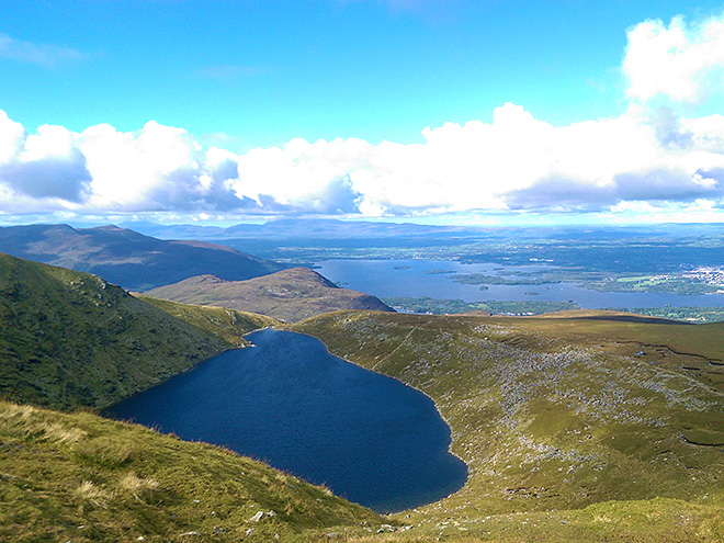 Výhled na jezero Devil's Punch Bowl při túře v NP Killarney