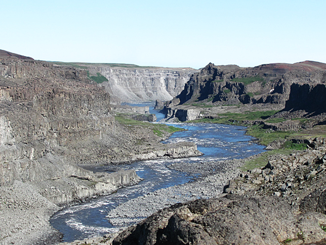 Kaňon Jökulsárgljúfur, kam padá voda ze 44 m vysokého vodopádu Dettifoss