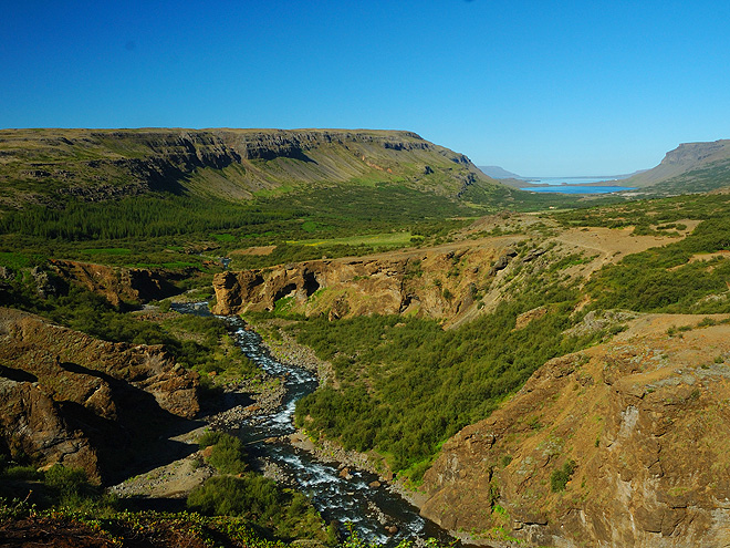 Ledovcové údolí nedaleko islandského vodopádu Glymur