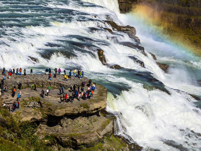 První kaskádu vodopádu Gullfoss si lze prohlédnout pěkně zblízka