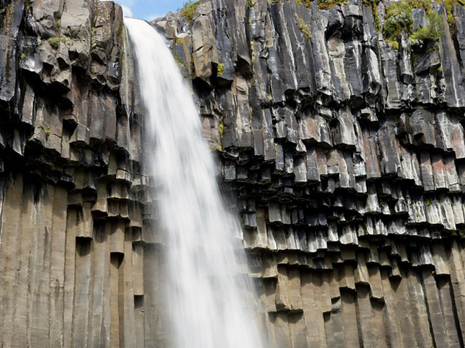 Vodopád Svartifoss v oblasti Skaftafell