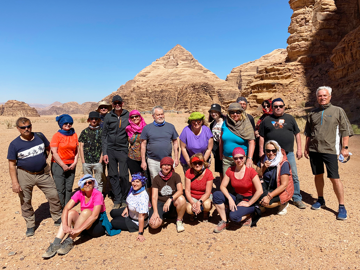 Společná fotka v pouštní krajině Wadi Rum 