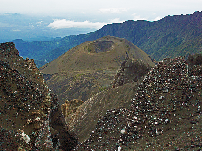 Samostatný kuželovitý útvar uvnitř kráteru Mount Meru vzniklý erupcí